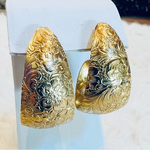 Beautiful, lightweight etched, gold tone, wide costume earrings - Picture 6 of 8